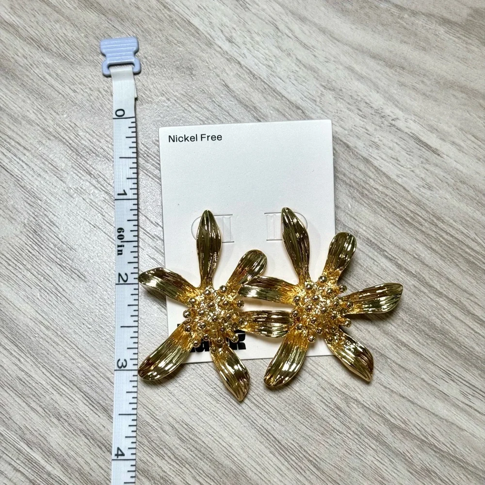 Nordstrom Rack Gold Floral Earrings - Picture 3 of 4
